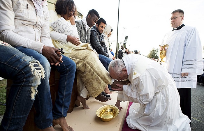 Pope Francis kisses the foot of a refugee during the foot-washing ritual at the Castelnuovo di Porto refugees center near Rome, Italy, March 24, 2016. Reuters