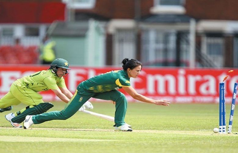 South Africa beat Pakistan by three wickets