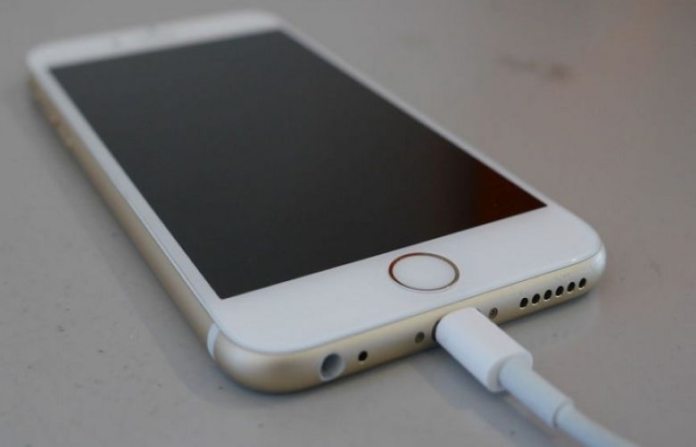 Man electrocuted in bath while charging iPhone