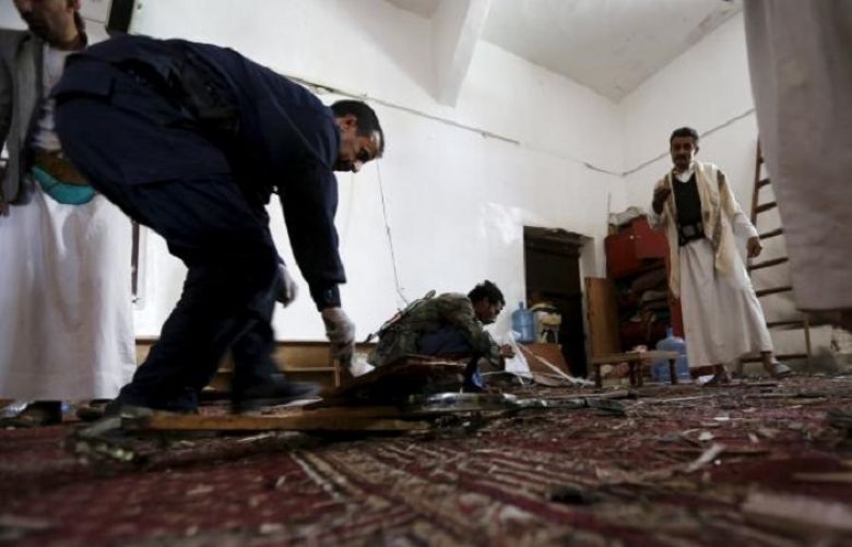 A forensic expert (2nd L) inspects evidence at the site of a bomb explosion at a mosque in Yemen&#039;s capital Sanaa May 22, 2015.