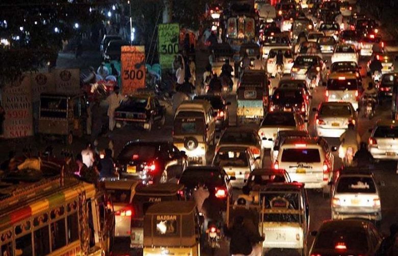 Citizens face hours-long traffic jam in Karachi