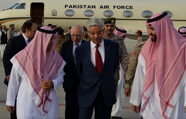 Pakistani delegation led by Defence Minister Khawaja Asif and Sartaj Aziz being received by Saudi Defence Minister Prince Mohammed bin Salman Al Saud and Ambassador Manzoor ul Haq.