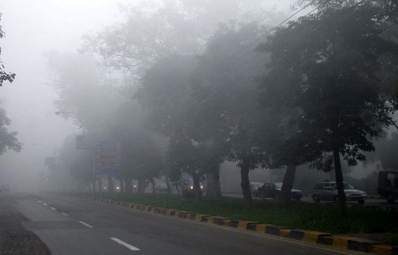 Dense fog blankets different cities of Punjab