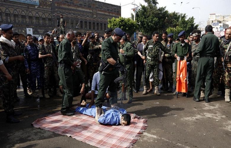 Yemeni security forces prepare to execute a man convicted of raping and murdering a four-year-old girl in the capital Sanaa&#039;s Tahrir Square, on August 14, 2017.
