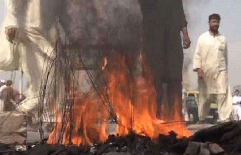 Enraged locals take to street against power outage in Peshawar