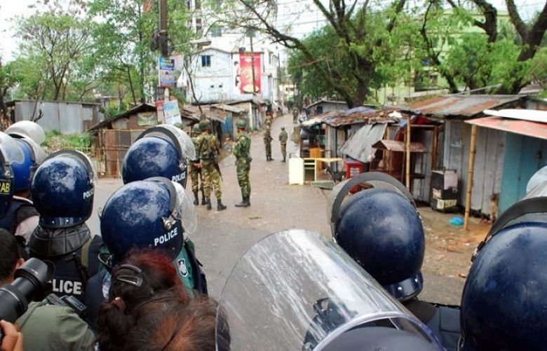 Bangladesh: Blasts kill three as commandos storm militant hideout