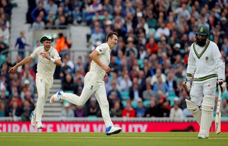 Cook stands firm as England struggle in Oval’s 100th Test