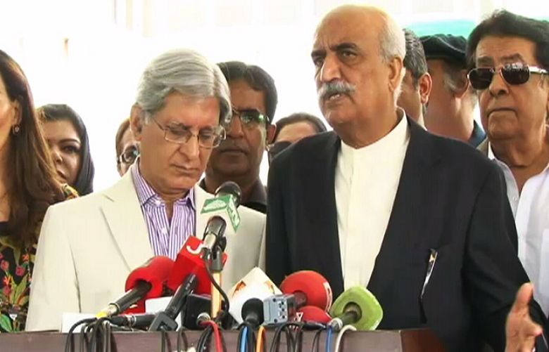 PPP lawmakers Aitzaz Ahsan and Khursheed Shah addressing a press conference