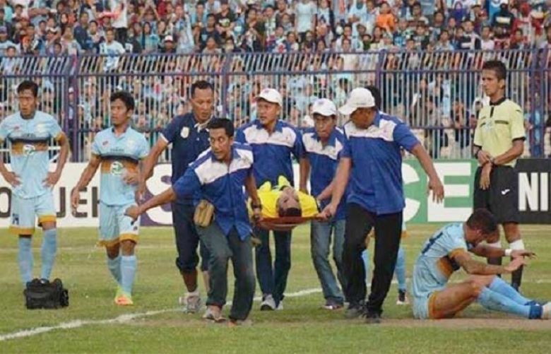 Football: Indonesian goalkeeper dies after mid-game collision