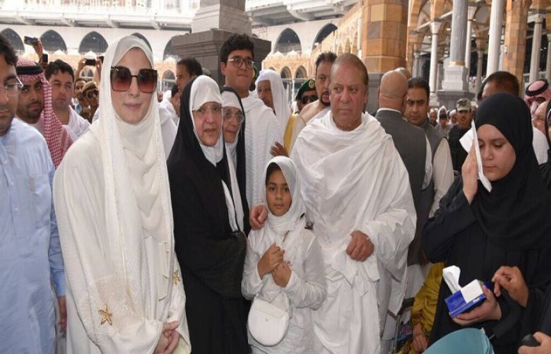 Prime Minister Nawaz performs Umrah with family