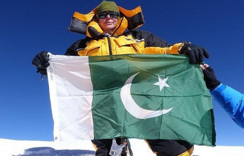 British-American woman conquers K-2, hoists Pakistan&#039;s flag