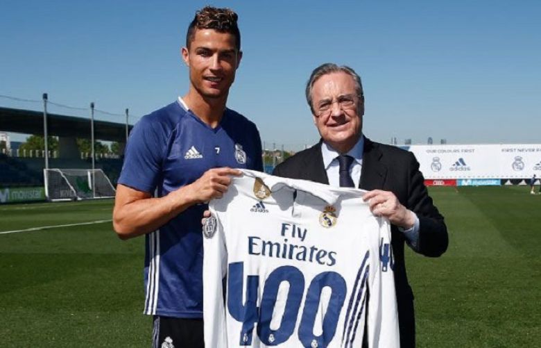 Florentino Pérez presented Ronaldo with a shirt for his 400 goals with Real Madrid