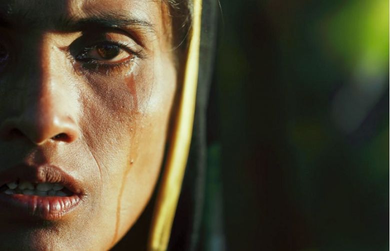 Amina Khatun, a 30 year old Rohingya refugee who fled with her family from Myanmar a day before, cries after she, along with thousands of newly arrived refugees, spent a night by the road between refugee camps near Cox&#039;s Bazar, Bangladesh October 10, 2017.