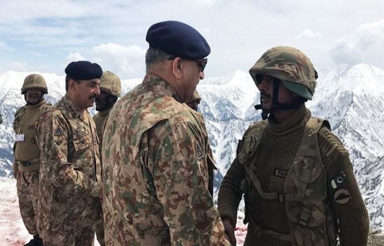 Chief of Army Staff General Qamar Javed Bajwa visiting the Line of Control.