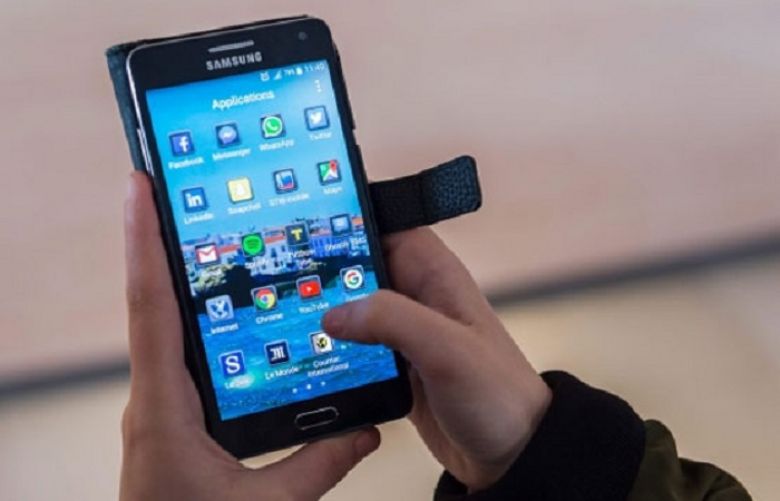 Samsung, Foxconn to back cable-free phone tech