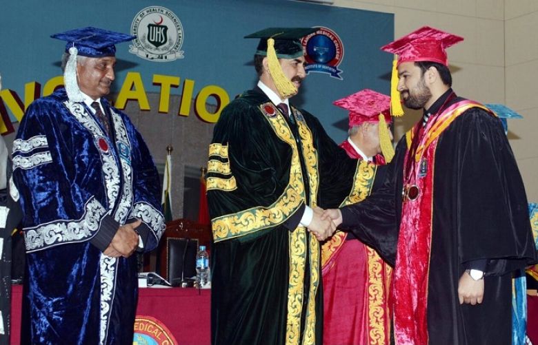 Chief of Army Staff (COAS), General Raheel Sharif awarding medal to a studen during 3rd Convocation of CMH Lahore Medical College.