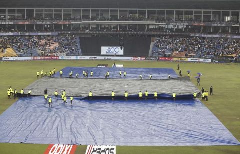 Rain pauses match as Pakistan look to regroup