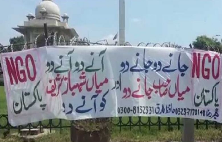 Banners placed in Lahore calling on Shahbaz to replace Nawaz Sharif