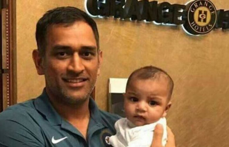 MS Dhoni wins hearts with picture of Sarfaraz&#039;s son