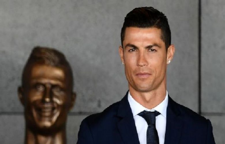 Cristiano Ronaldo face-to-face with peculiar statue