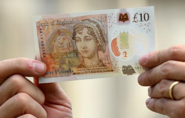 Britain&#039;s Bank of England Governor, Mark Carney, holds the new £10 note featuring Jane Austen, at Winchester Cathedral, in Winchester, Britain July 18, 2017.