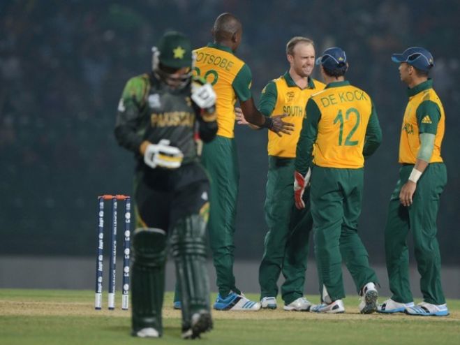 South Africa cricket captain AB de Villiers (C) congratulates teammate Lonwabo Tsotsobe (2nd L) for the dismissal of Pakistan cricketer Bilawal Bhatti during the ICC World Twenty20 tournament's warm up cricket match between Pakistan and South Africa at the Khan Shaheb Osman Ali Stadium in Fatullah, on the outskirts of Dhaka on March 19, 2014. PHOTO: AFP