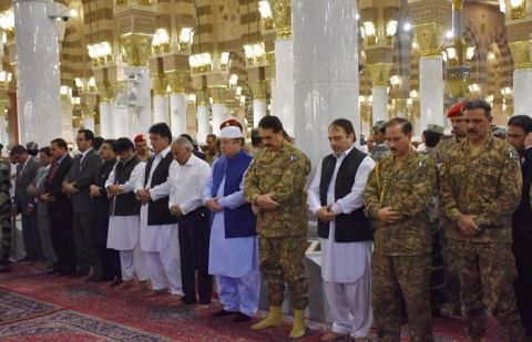 PM, Army Chief pay respect at Roza-e-Rasool (PBUH)