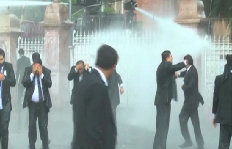 Clashes at LHC after CJ orders arrest of lawyers&#039; leader in contempt case
