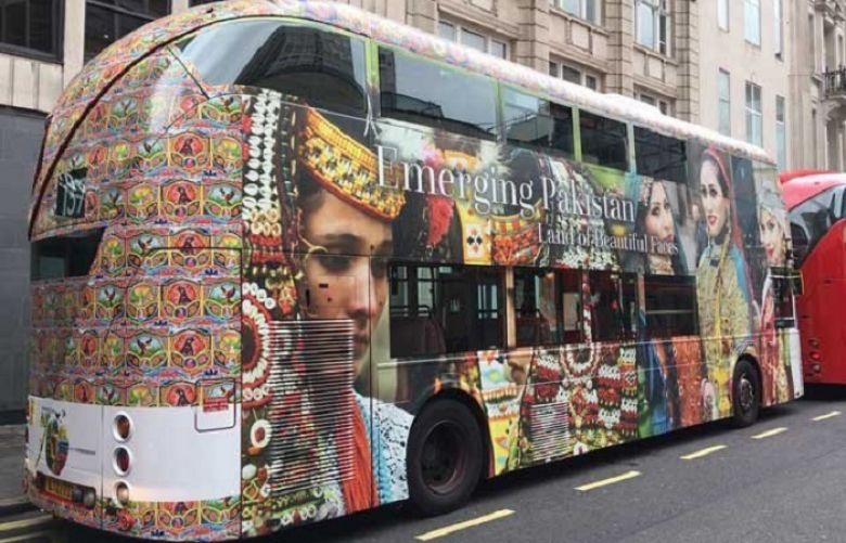 London buses celebrating 70 years of Pakistan&#039;s Independence
