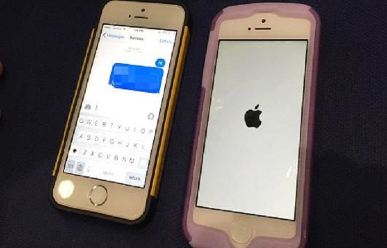 A glitch that allows you to text and turn someone&#039;s phone off has been discovered with Apple&#039;s iPhones.
