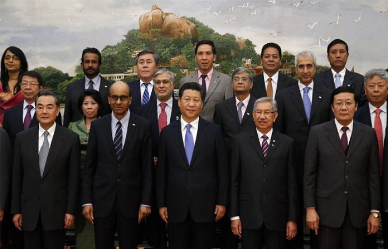President Xi Jinping (C) with guests of the Asian Infrastructure Investment Bank