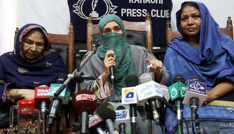 Saulat Mirza&#039;s wife and his sisters during a press conference in karachi