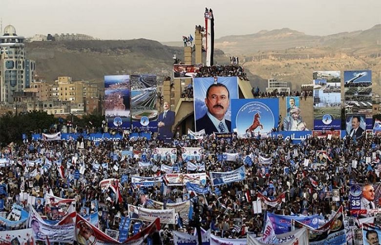 Hundreds of thousands of Yemenis hold posters and portraits of Yemen&#039;s ex-president Ali Abdullah Saleh during a demonstration in support of the former premier.