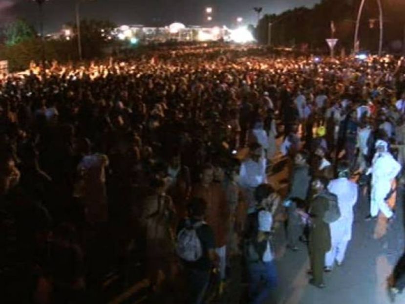 Police fire teargas, rubber bullets to disperse PTI, PAT marchers