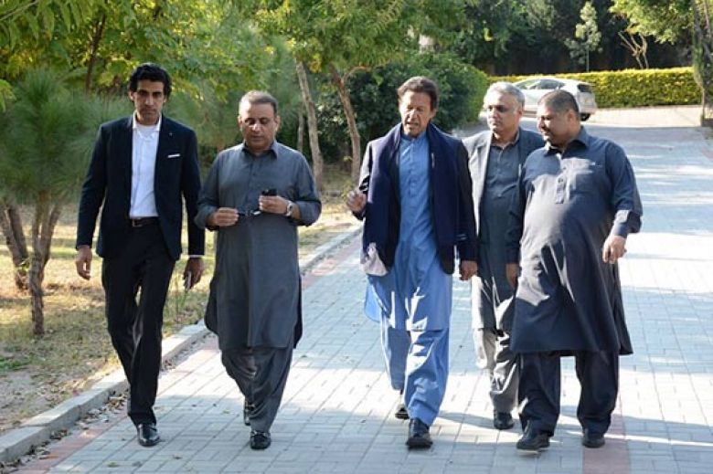 Imran Khan&#039;s political secretary gets cell phones, cash stolen