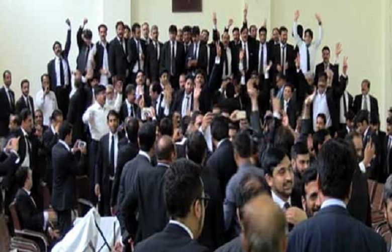Opposing parties&#039; lawyers clash at Lahore High Court