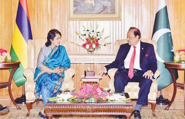 President Mamnoon Hussain exchanges views with President of Mauritius Dr Ameenah Firdaus Gurib-Fakim at the Aiwan-i-Sadr on Monday.