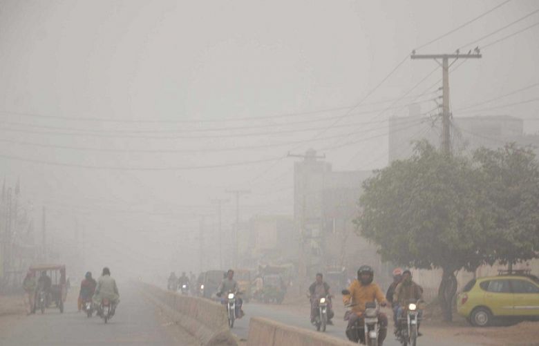 Dense fog blanketed different cities of Punjab