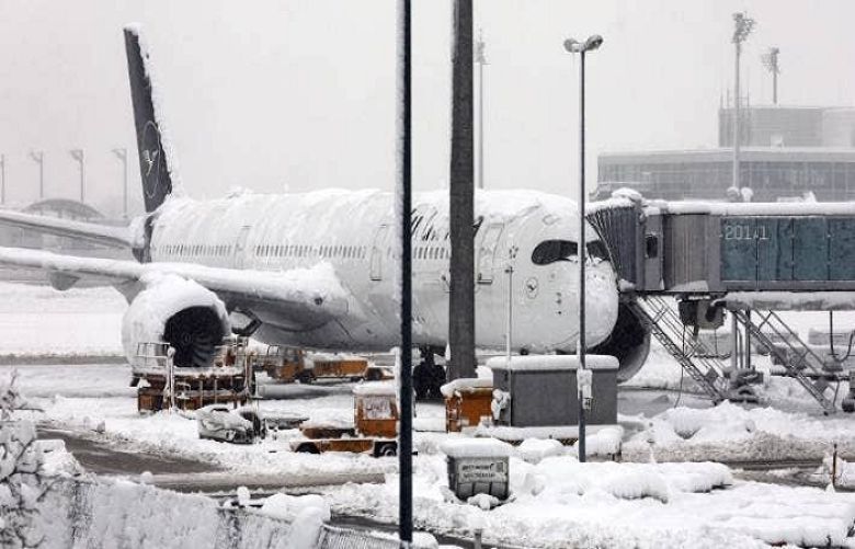 Early winter snow stops flights at Germany&#039;s Munich airport