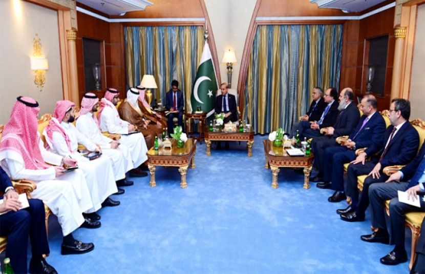 وزیر اعظم شہباز شریف   عالمی اقتصادی فورم کی سائیڈ لائن پر سعودی عرب کے وزرائے خزانہ، سرمایہ کاری اور صنعت سے ملاقات کر رہے ہیں