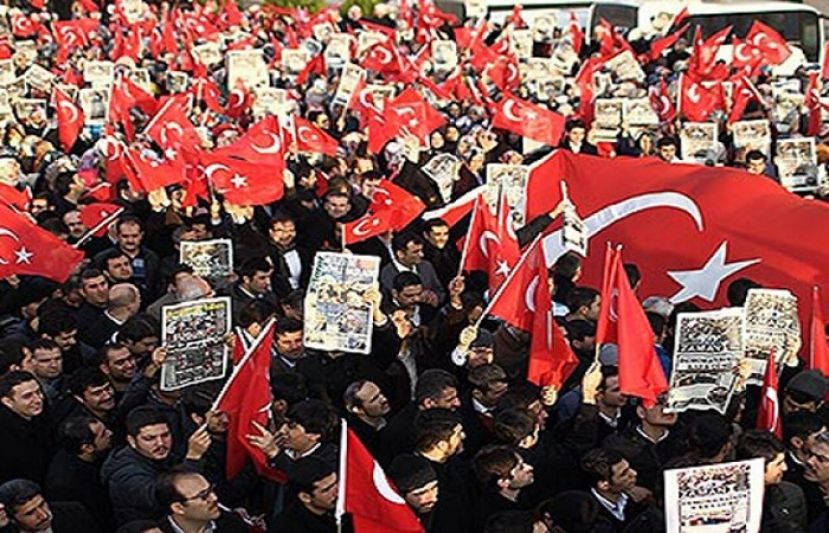 ترک شہریوں کا احتجاج: کس ملک کے سفارتخانے پر اسے روسی سمجھ کر چڑھ دوڑے