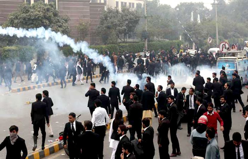 لاہور کے بعد ایک اور شہر میں بھی وکلا کے تشدد کی خبرآگئی,