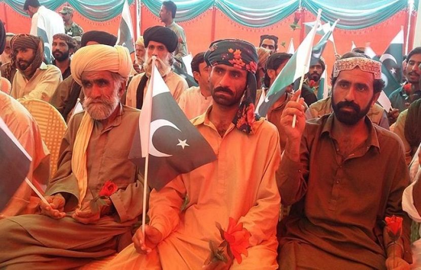 کالعدم تنظیم بلوچستان لبریشن آرمی کے دشت گرد پاکستان کا جھنڈا اٹھائے ہوئے
