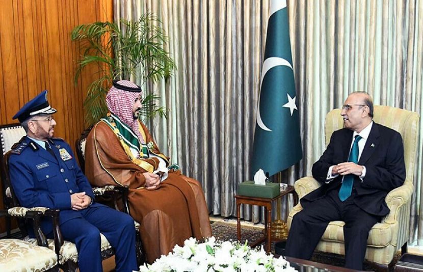 صدر مملکت آصف علی زرداری اور سعودی عرب کے وزیر دفاع شہزادہ خالد بن سلمان بن عبدالعزیز ال سعود کے درمیان ملاقات ہو رہی ہے