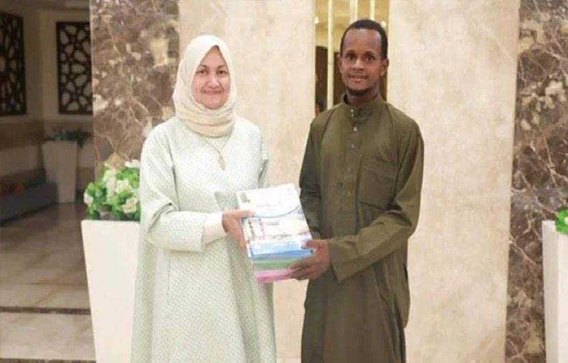 جامعہ الازہر میں شعبہ اسلامی تعلیمات کی ڈین ڈاکٹرنہلہ السعیدی نے ممودو کو نصاب کی کتب دیں