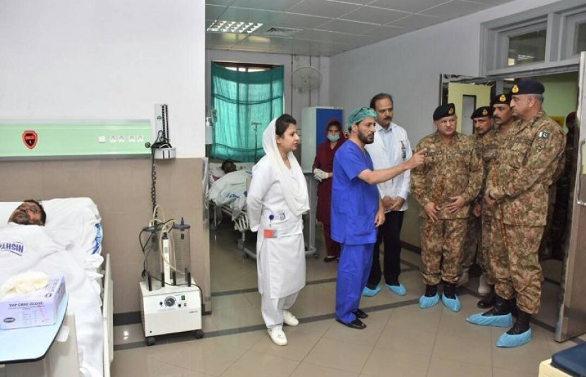 آرمی چیف کا نشتراسپتال ملتان کا دورہ، زخمیوں کی عیادت