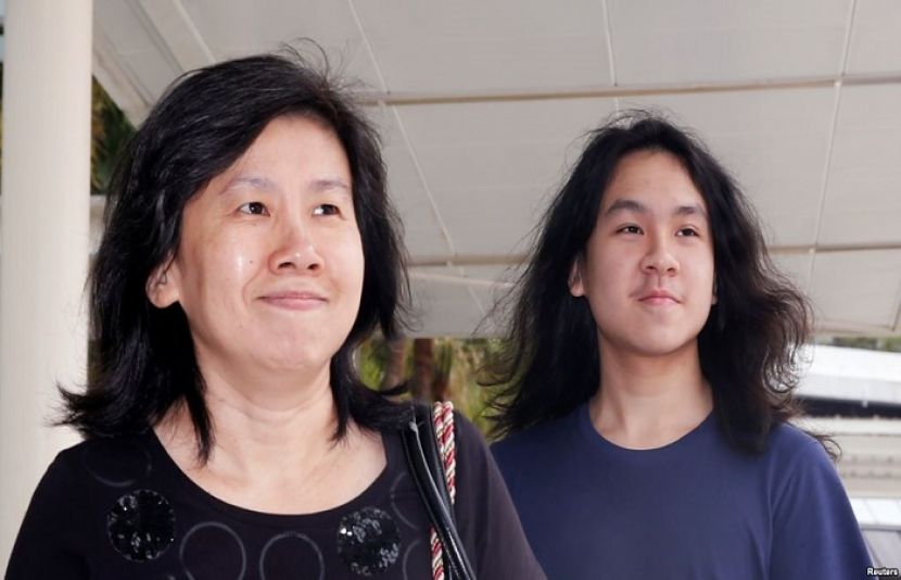 آموس یی (دائیں) سنگاپور کی ایک عدالت میں اپنی والدہ کے ہمراہ آتے ہوئے