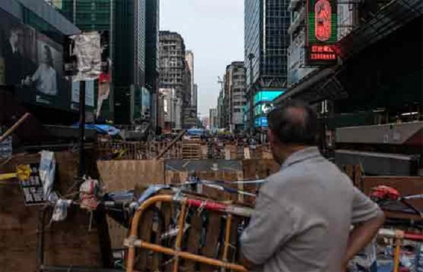 ہانگ کانگ :مونگ کوک میں مظاہرین کو منشتر کرنے کے لیے کاروائیا ں جا ری۔