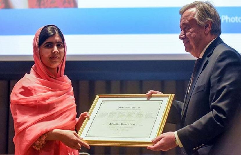  ملالہ یوسف زئی اقوام متحدہ کے جنرل سیکریٹری سے سفیر برائے امن کا ایوارڑ وصول کر رہی ہے