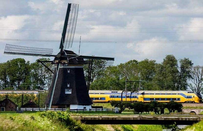 ہالینڈ میں ہوا سے چلنے والی ٹرین این ایس